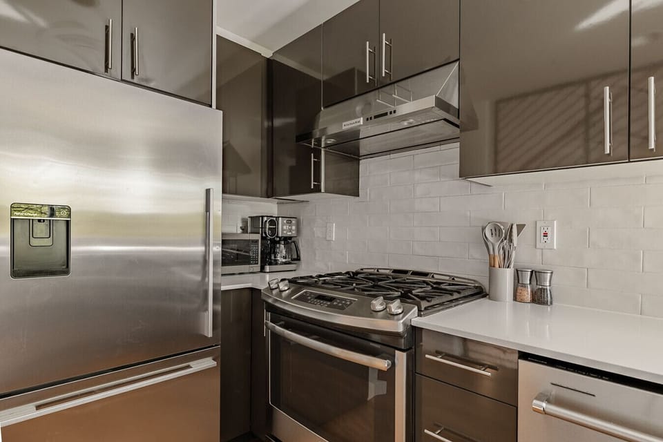 Everything you need and more in this fully stocked kitchen—perfect for home-cooked meals!