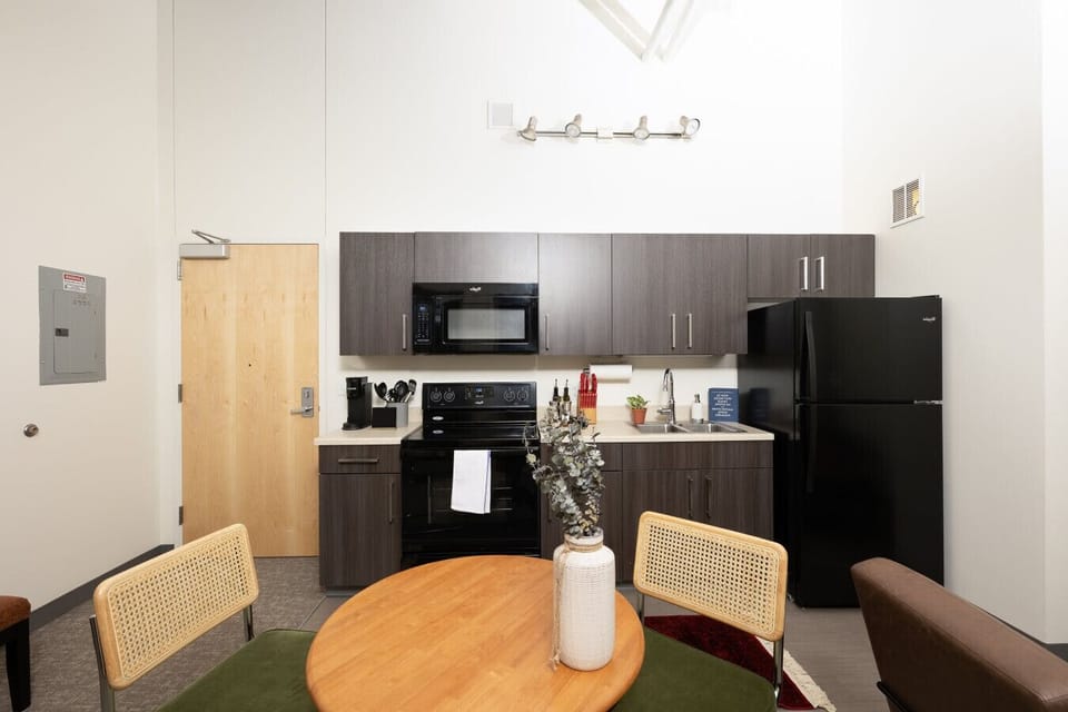 Full kitchen with dining/work table