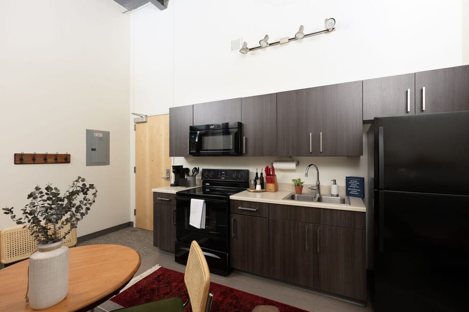 Full kitchen with dining/work table