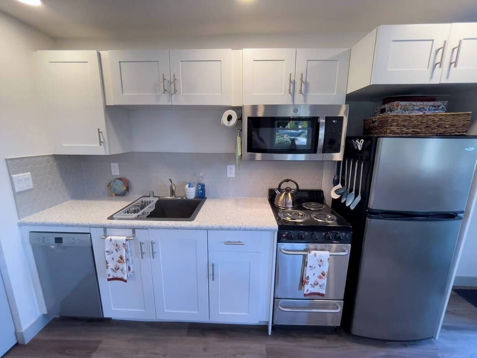 Cook up some fresh local produce from the farmer's market or Bellingham Food Co-op (both within an easy 10 minute walk). The kitchen is well appointed with oven/range, microwave, toaster, dishwasher, pots, pans, and cooking utensils. 