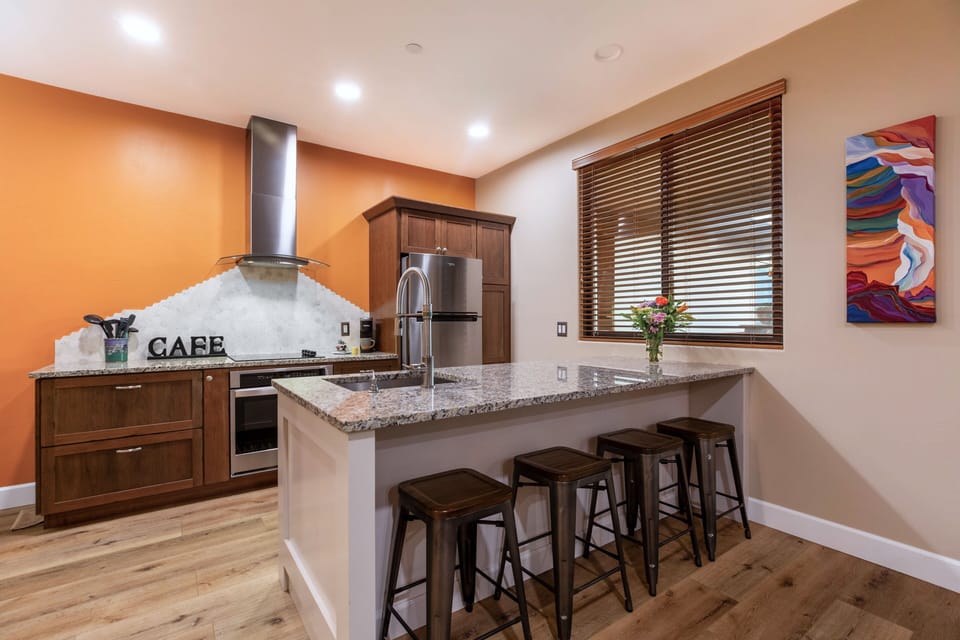 Full size kitchen
(Kitchen high top table not shown)