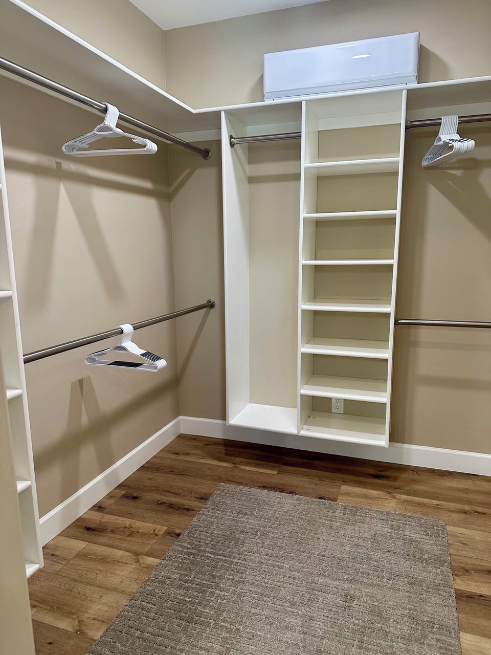 Walk-in closet 