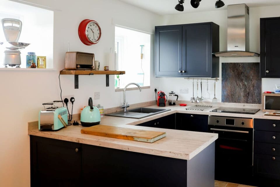 Open plan kitchen with dishwasher and washing machine