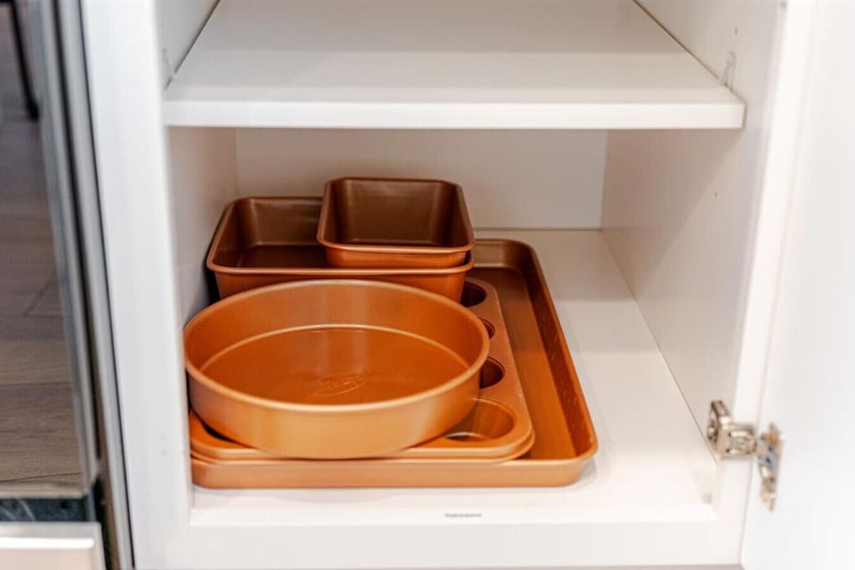 Fully stocked kitchen with all that you need. Pots, pans, bakeware, salt +pepper, and olive oil!!