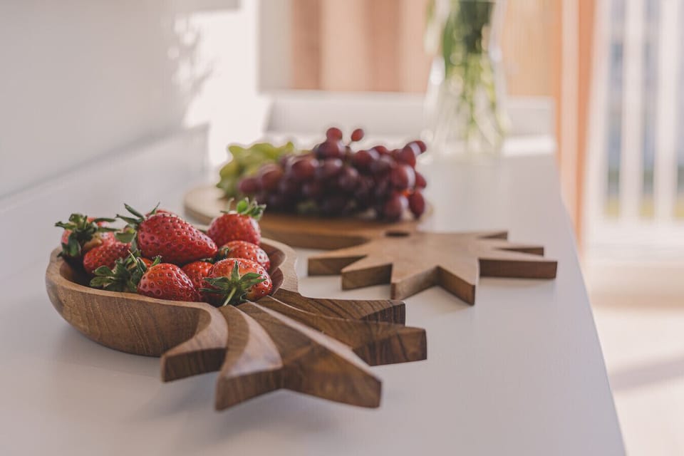 Wooden boards, fresh fruit, and sunrays. Perla apartment blends style and natural ease by the Baltic Sea.