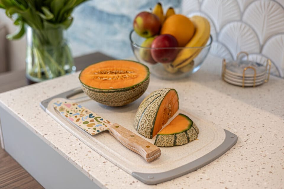 Fresh fruit and a coastal vibe – the perfect morning in an apartment right by the beach.