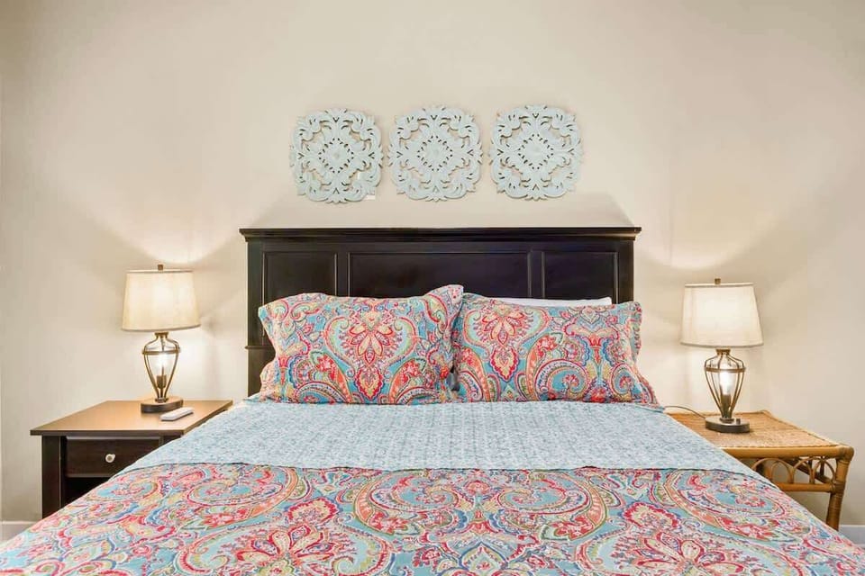 Cozy, inviting, and full of charm! This space offers comfortable furnishings, thoughtful details, and a warm atmosphere. Ideal for relaxing after a day of adventure, spending quality time with loved ones, or simply unwinding in comfort.
