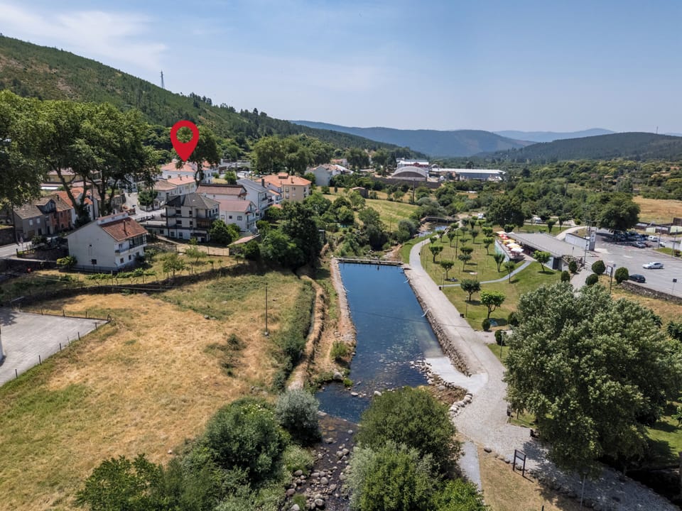 vista do edifício em relação a praia fluvial