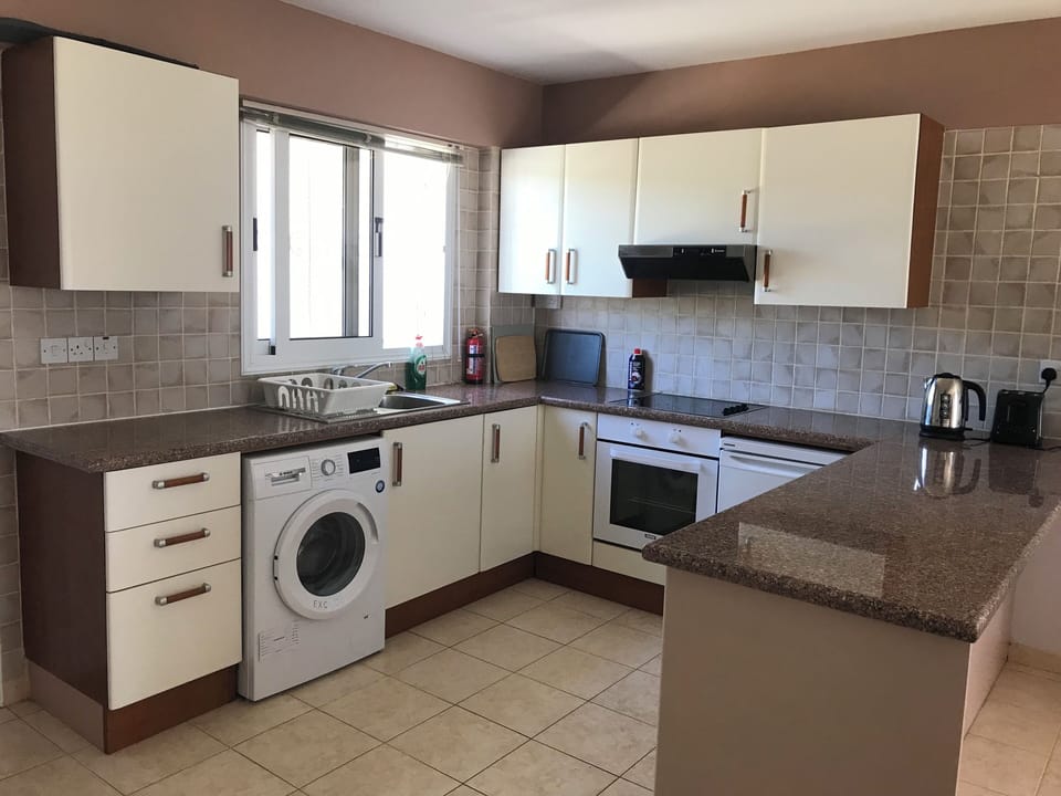 fully equipeed kitchen