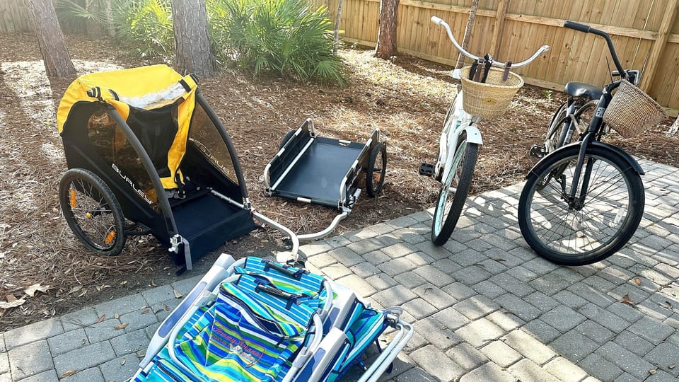 4 adult bikes, Burley child and cargo trailer, beach gear included - just bring flip flops!