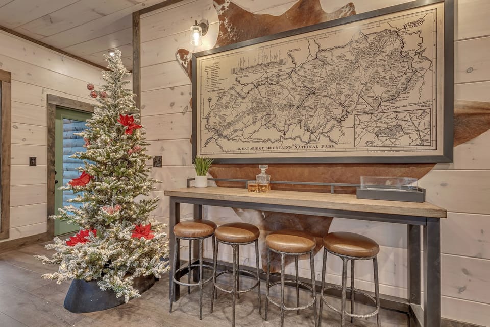 Open dining area - perfect for a family dinner!