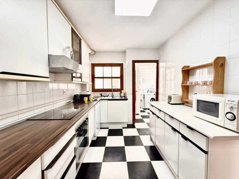 Fully equipped kitchen with all the necessary appliances, such as microwave, coffee maker, toaster, kettle and more, so you can prepare your meals comfortably during your stay.