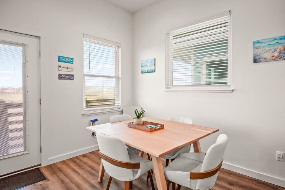 Dine with sunshine and sea-inspired decor in this cheerful corner nook.