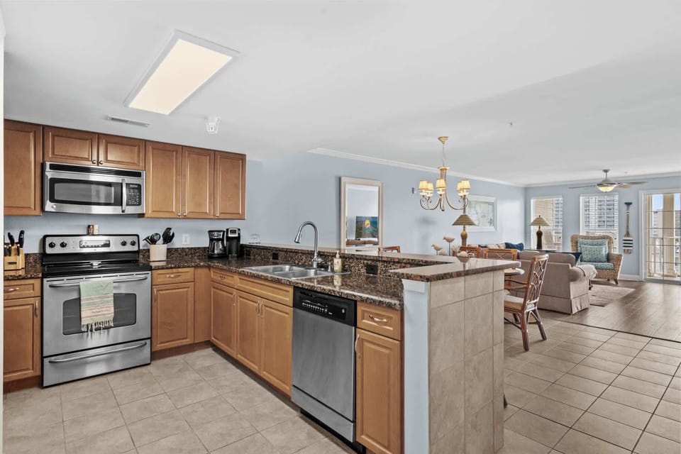 Full Kitchen/Dining Areas