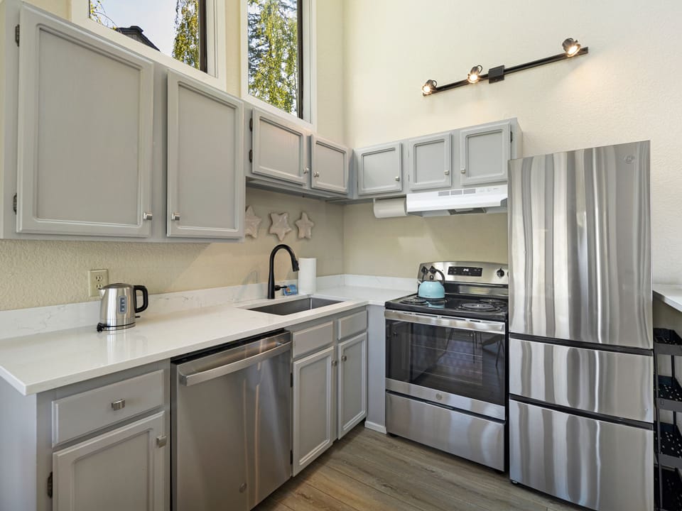 Full kitchen