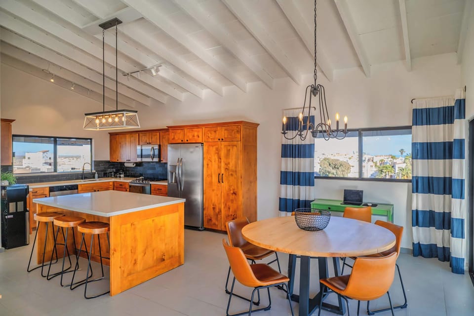 Kitchen & Dining
