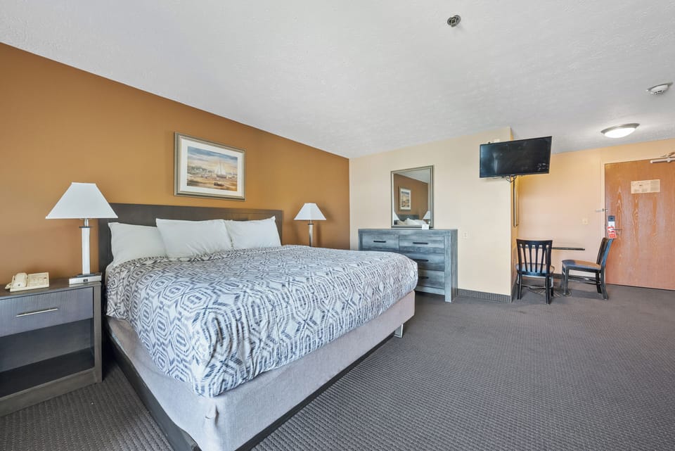 1 King Suite with Sleeper Sofa