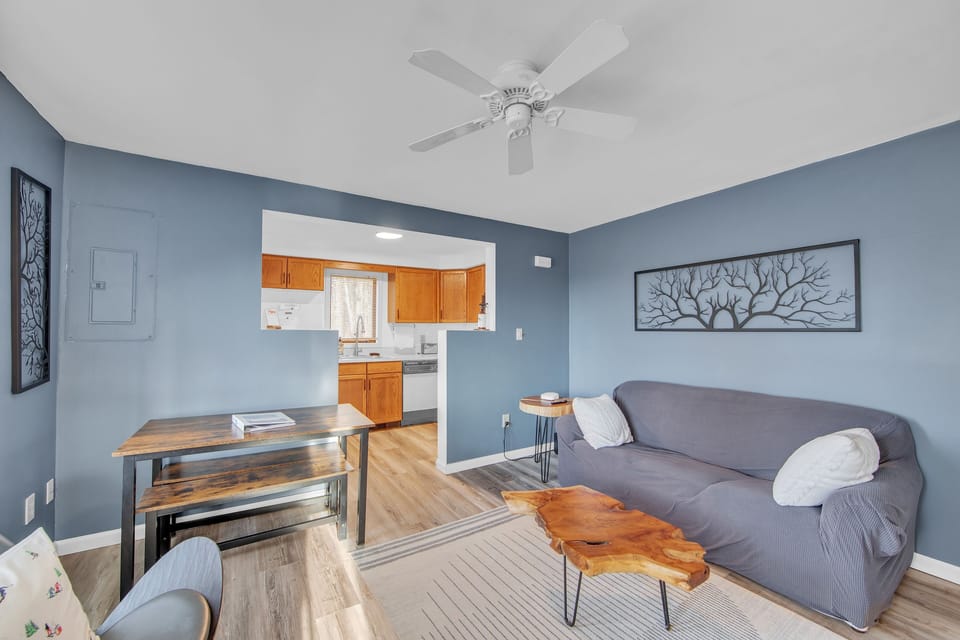 Indoors, Furniture, Living Room, Home Decor, Table