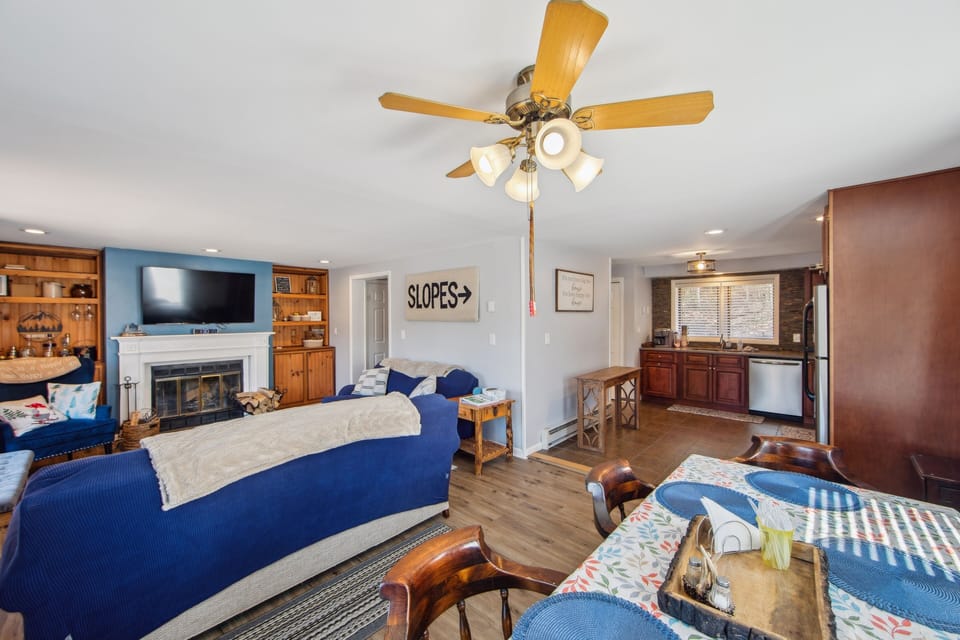 Screen, Entertainment Center, Indoors, Furniture, Living Room