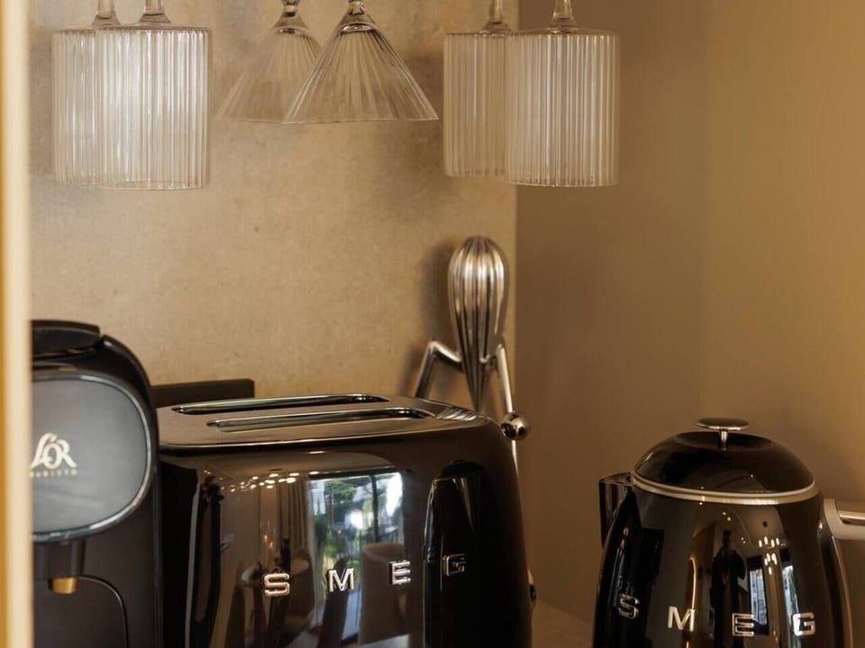 Enjoy the pleasure of preparing your breakfast with designer SMEG appliances. Coffee, tea, toast... every detail is designed for your comfort and visual enjoyment. Start the day with style and quality. Small everyday luxuries that make a difference.