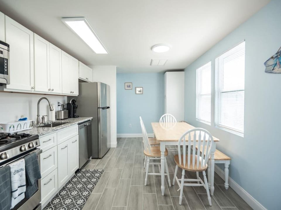 Eat-in Kitchen