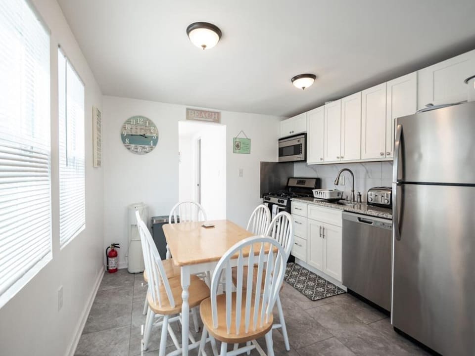 Eat-in Kitchen