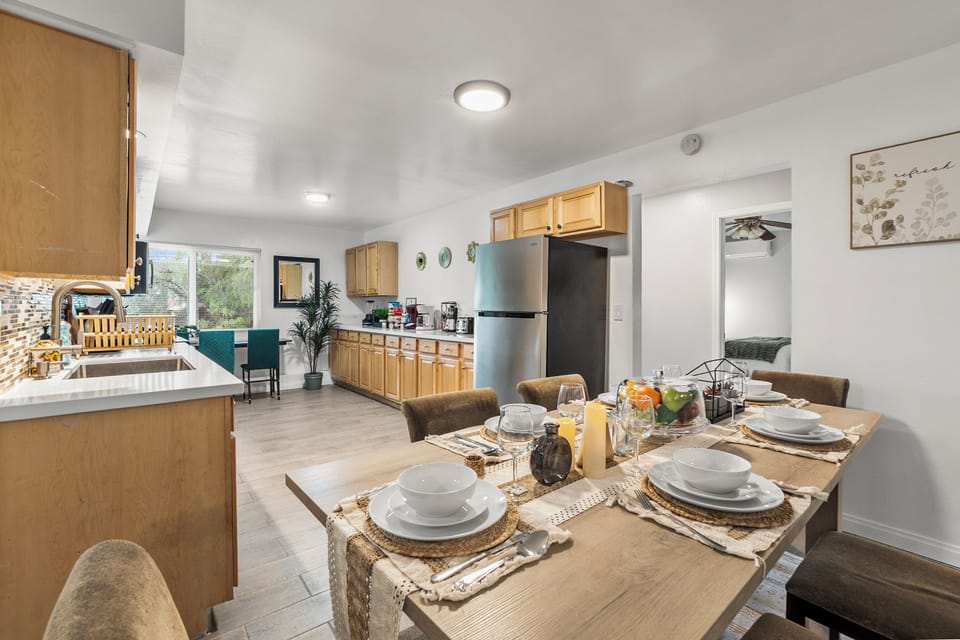 Simplicity at its finest: a minimalist dining area where every detail counts.