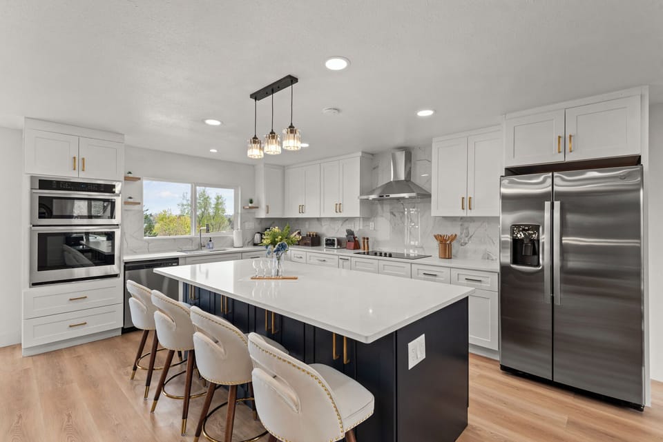 Dining Area: Conveniently located just off the kitchen
