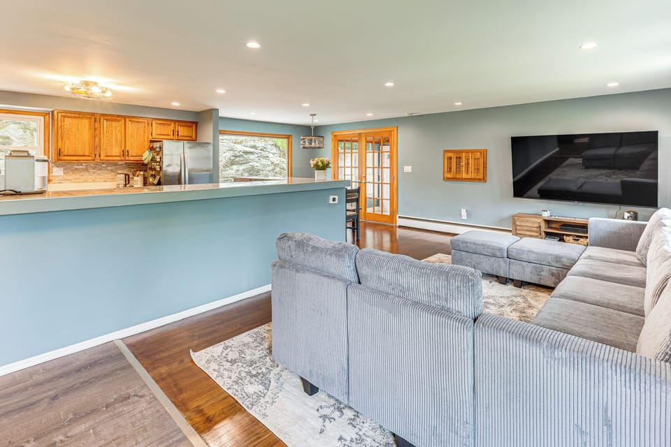 Living Room | 1st Floor | Smart TV