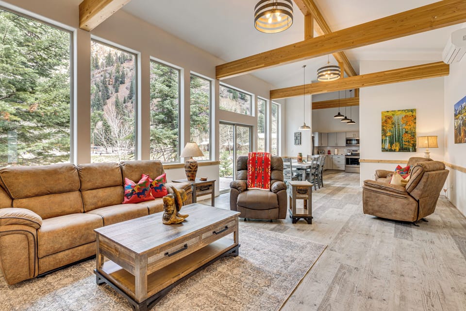 Living Room | Central A/C & Heat | Free WiFi | Fireplace