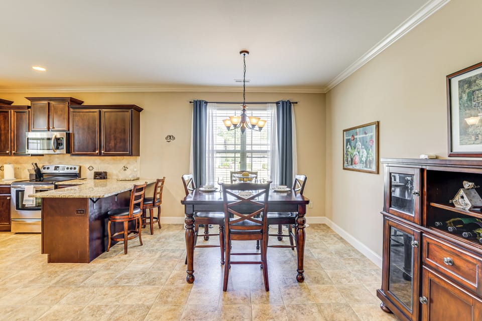 Dining Area | Dining Table