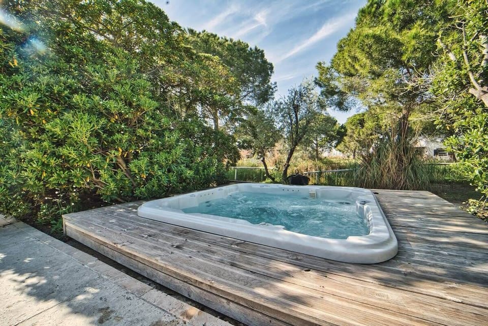 Outdoor spa tub