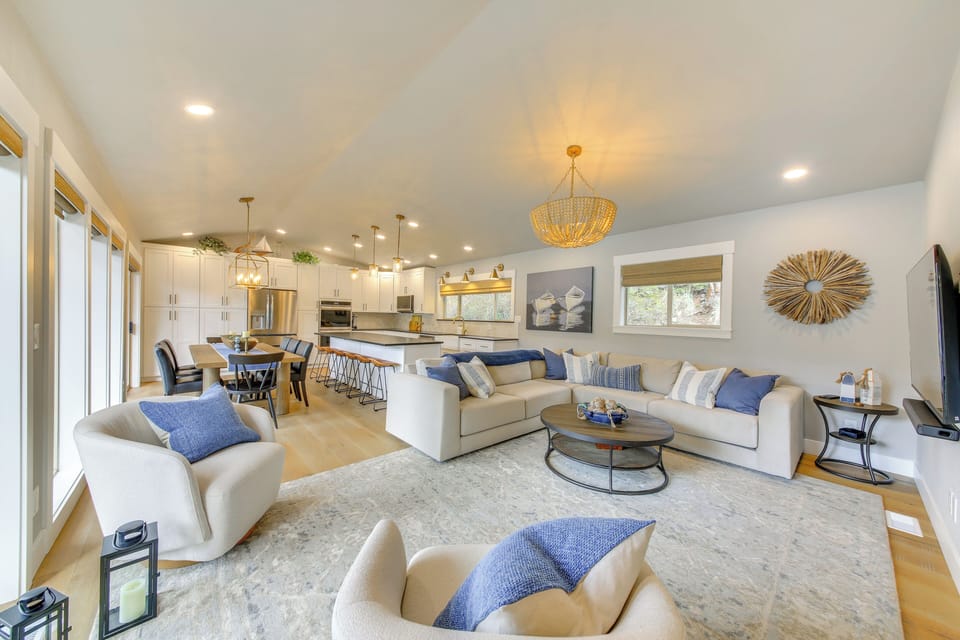 Living Room | 2-Story Cabin | Central A/C & Heating | Smart TV