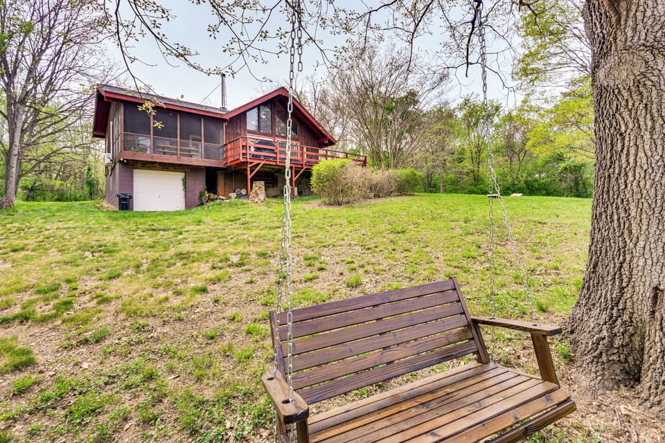 2-Story Cabin | Self Check-In | Walking Distance to Shenandoah River