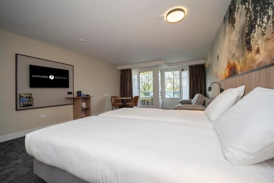 Unit with 2 Twin beds. Exact unit will be assigned upon arrival. Views, colors, and decor may vary.