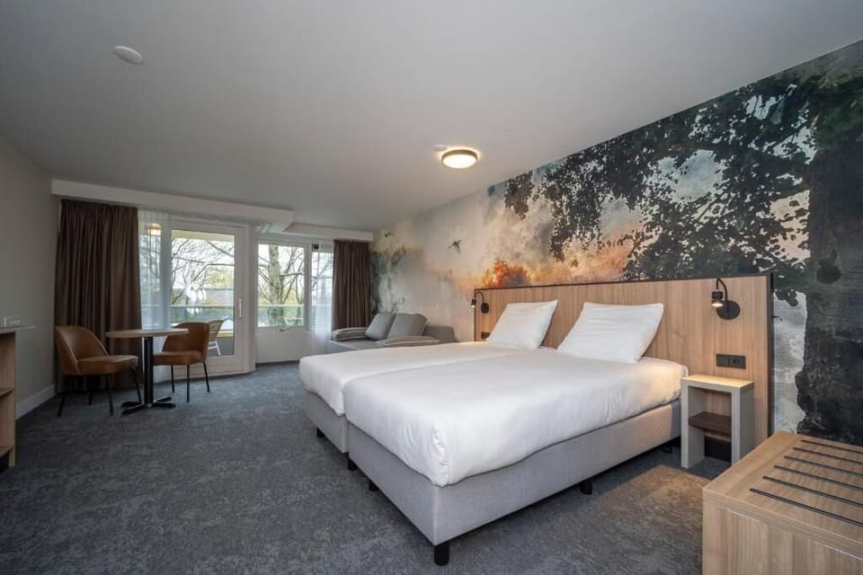 Unit with 2 Twin beds. Exact unit will be assigned upon arrival. Views, colors, and decor may vary.