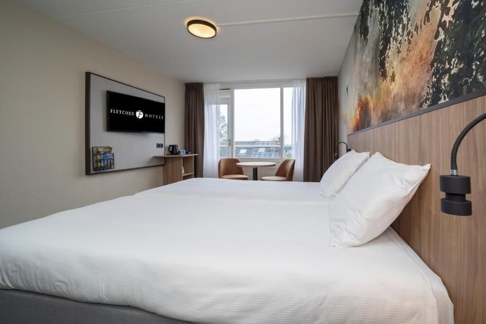 Unit with 2 Twin beds. Exact unit will be assigned upon arrival. Views, colors, and decor may vary.