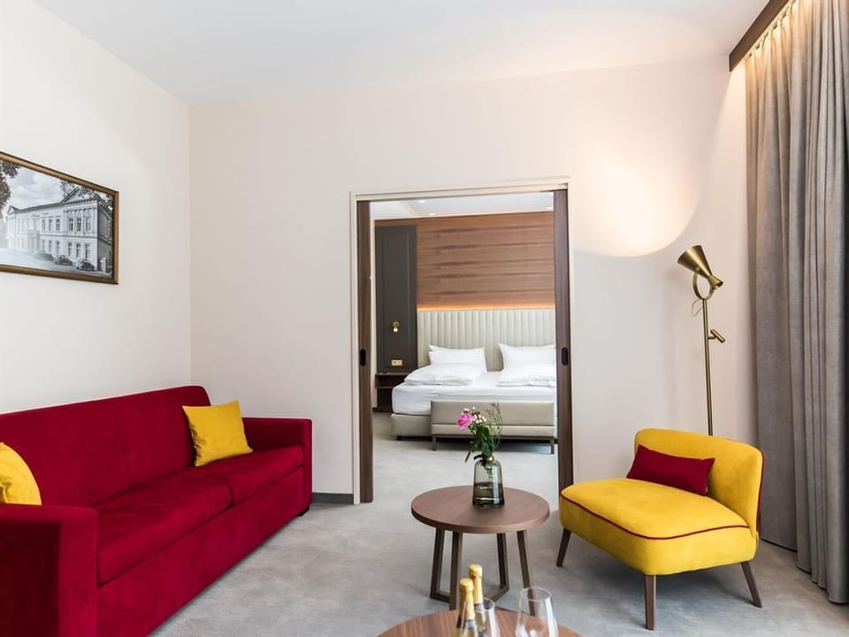 Suite deluxe, shower and bath, WC - Hotel am Schloss House in Aurich