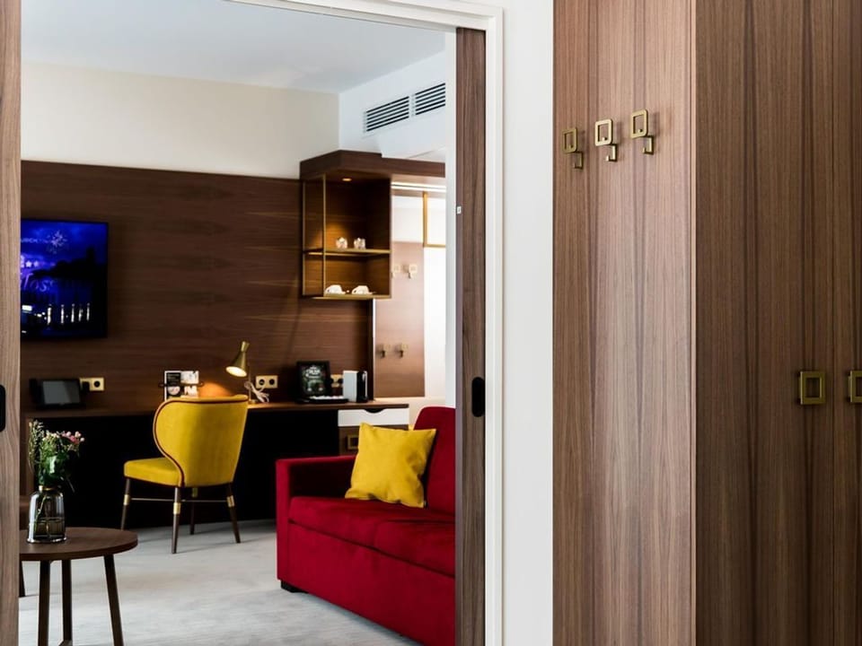 Suite deluxe, shower and bath, WC - Hotel am Schloss House in Aurich