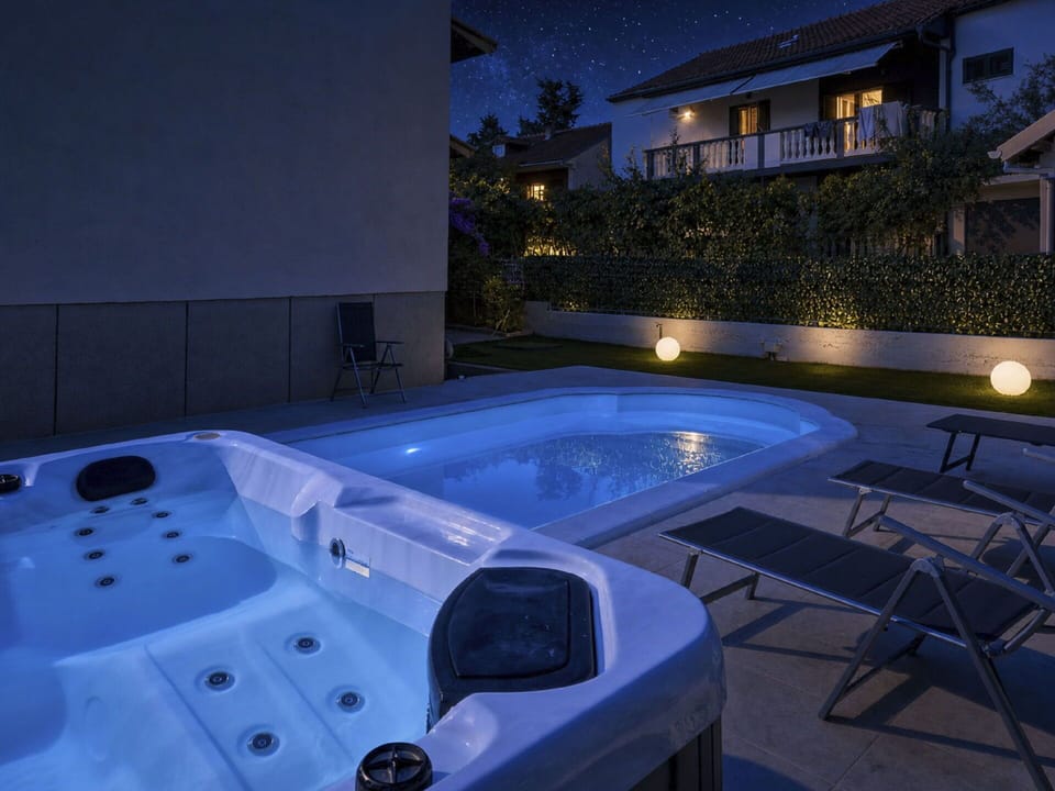 Swimming Pool, Bathtub, Plumbing Fixture, Jacuzzi, Resort, Water Feature, Landscape Lighting, Hotel, Design