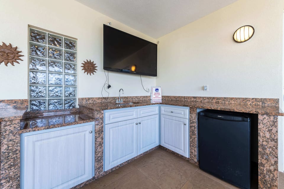 Main Balcony Kitchenette