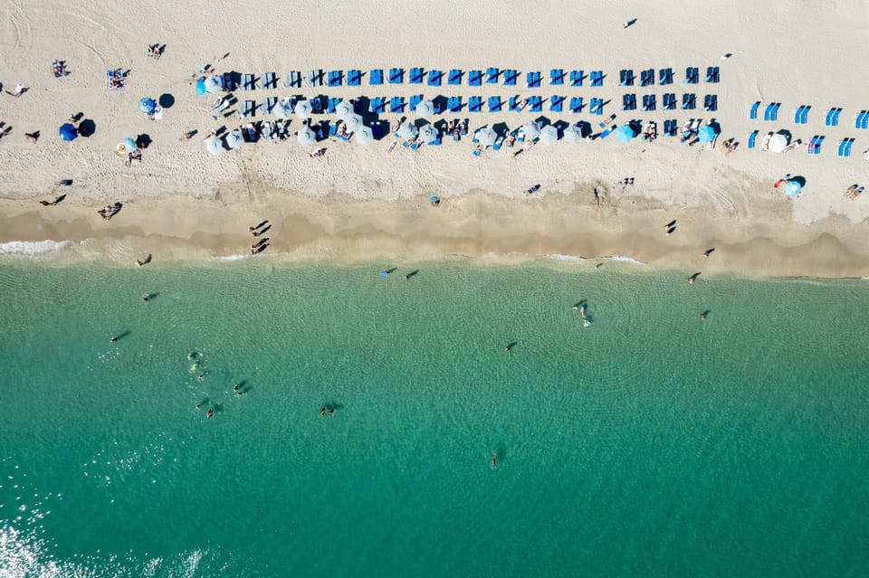 Apartment comes with complimentary chairs, trolley rides to the beach ans back 