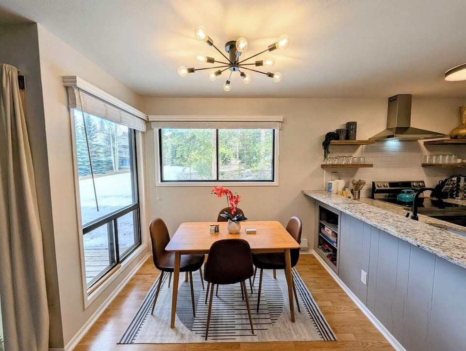 Dining area for 4