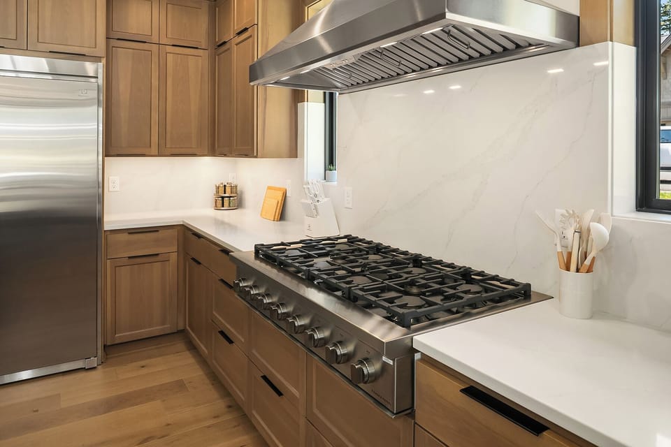 Blissful Pool Retreat. - Beautiful, stainless steel appliances.