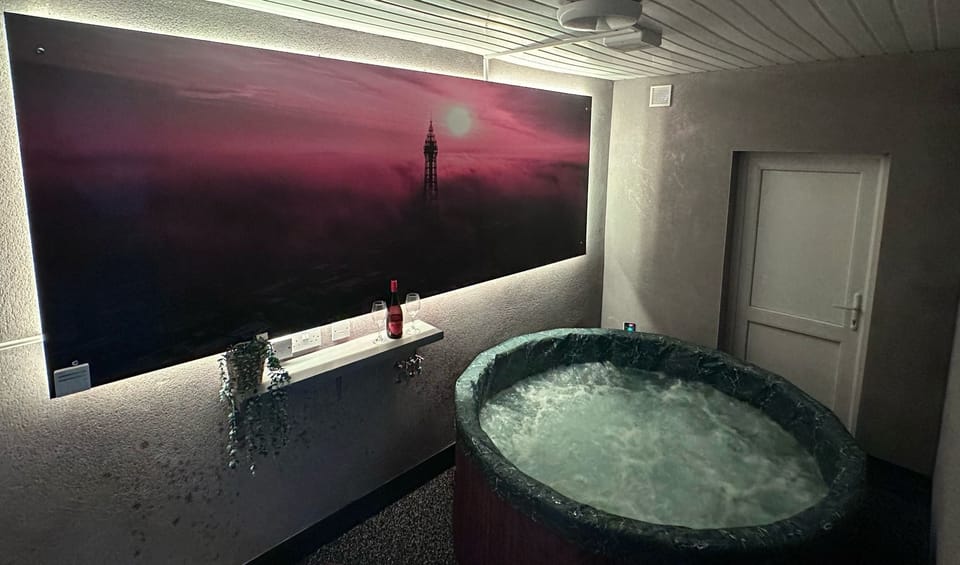 Hot Tub / whirlpool bath (Indoor)