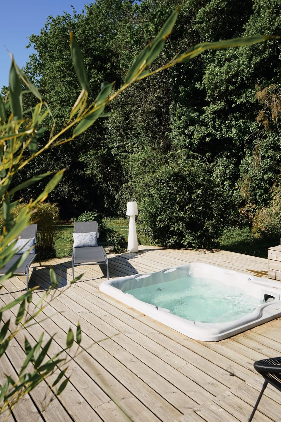 Jacuzzi spa with private access for the cabins at Domaine Carrière Sauvage, Pont Aven, South