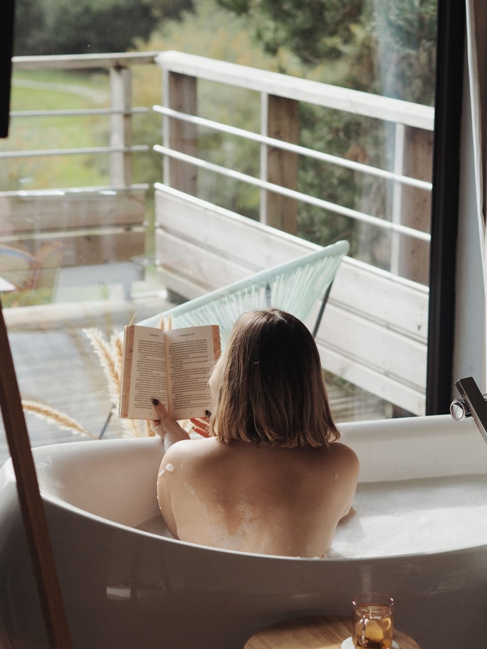 Freestanding tub with view for the Sépale