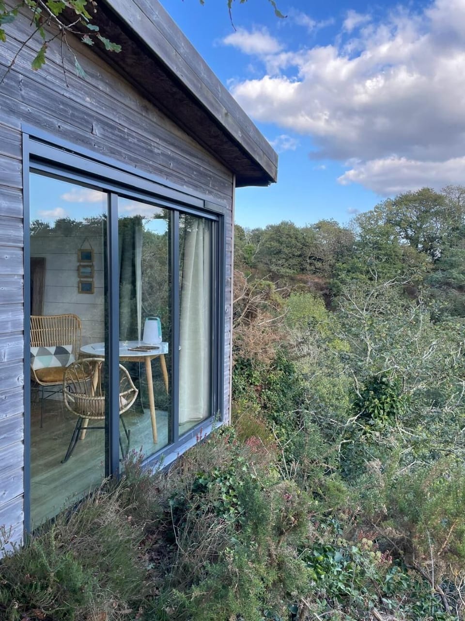 Castille, the chalet built on a cliffside with refined, sunny decor, accessible by stairs or footpath within the estate.