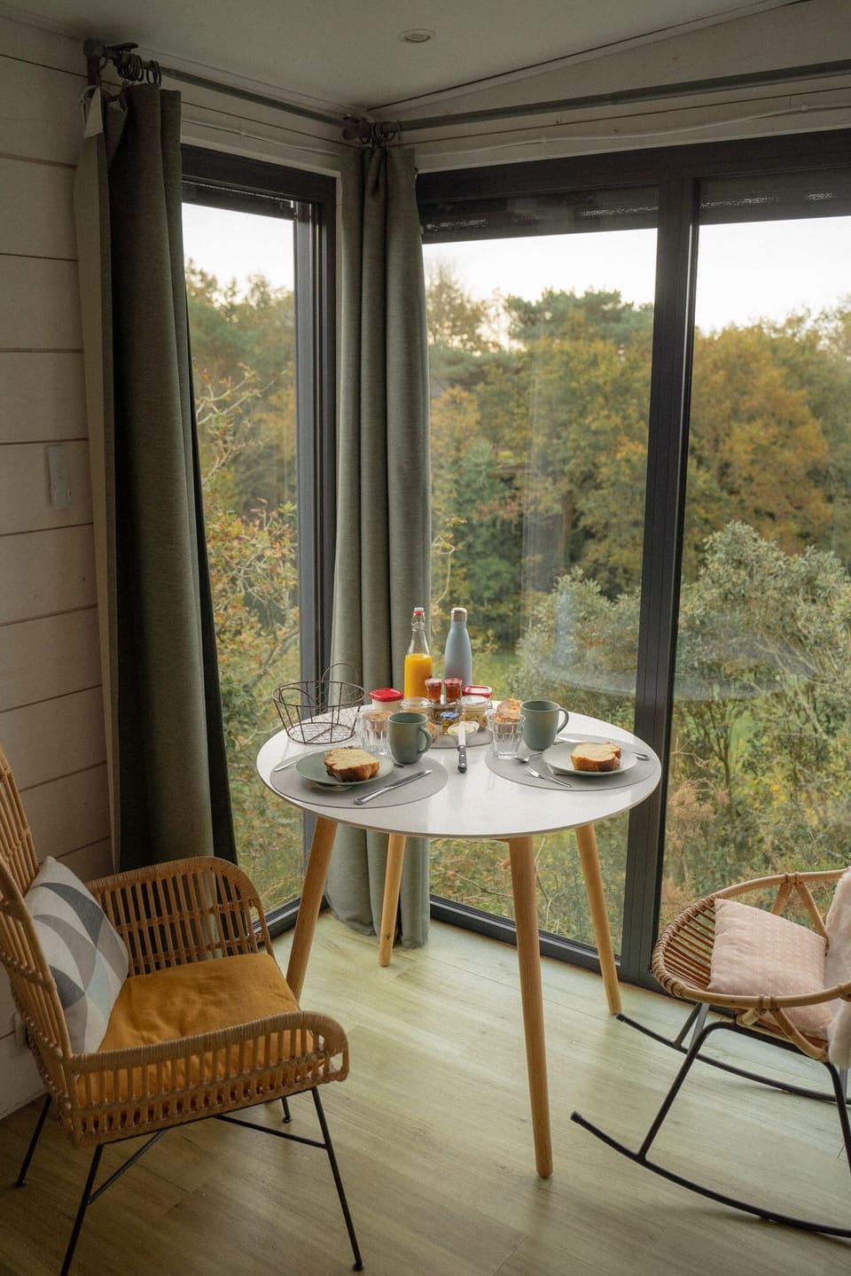 A stay, office, dining room perched above the view over nature