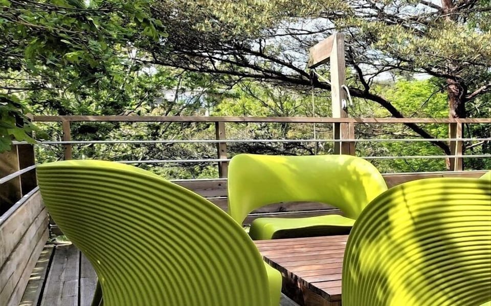 A tree terrace and a pulley system to get breakfast in the Sève cabin